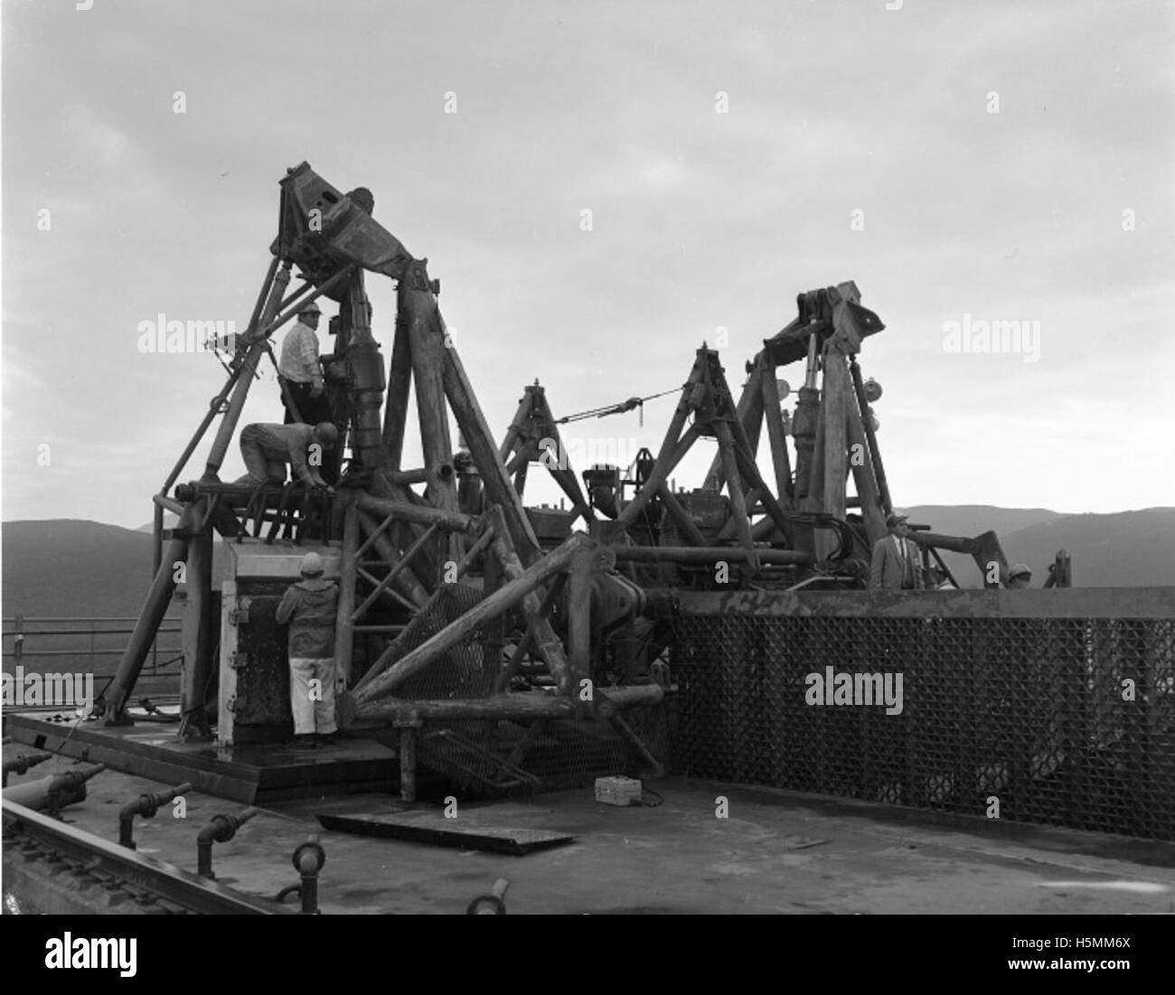 Ein Foto aus der Atlas-Sammlung, das eine bestimmte historische Szene oder einen Moment dokumentiert, der in einem Negativfilm aufgenommen wurde und Teil eines größeren Archivs ist. Stockfoto Ein Foto aus der Atlas-Sammlung, das eine bestimmte historische Szene oder einen Moment dokumentiert, der in einem Negativfilm aufgenommen wurde und Teil eines größeren Archivs ist. Stockfoto