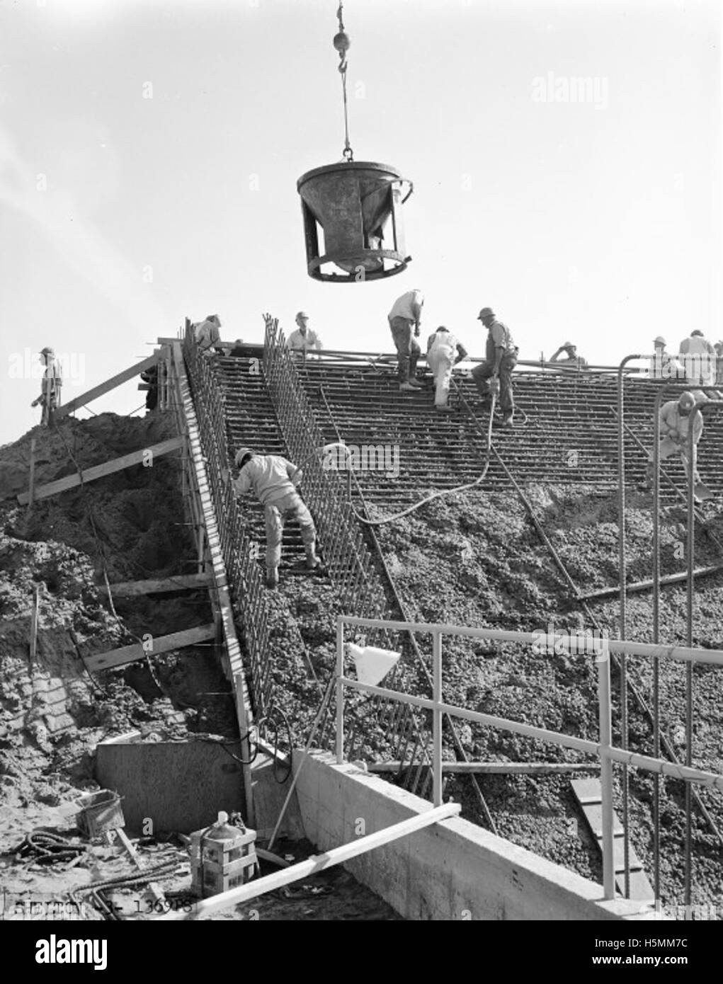 Ein Bild aus der Negativserie der Atlas Collection mit einer historischen Szene, die auf fotografischem Film aufgenommen wurde. Inhalt und spezifischer Kontext des Bildes werden nicht beschrieben. Stockfoto Ein Bild aus der Negativserie der Atlas Collection mit einer historischen Szene, die auf fotografischem Film aufgenommen wurde. Inhalt und spezifischer Kontext des Bildes werden nicht beschrieben. Stockfoto