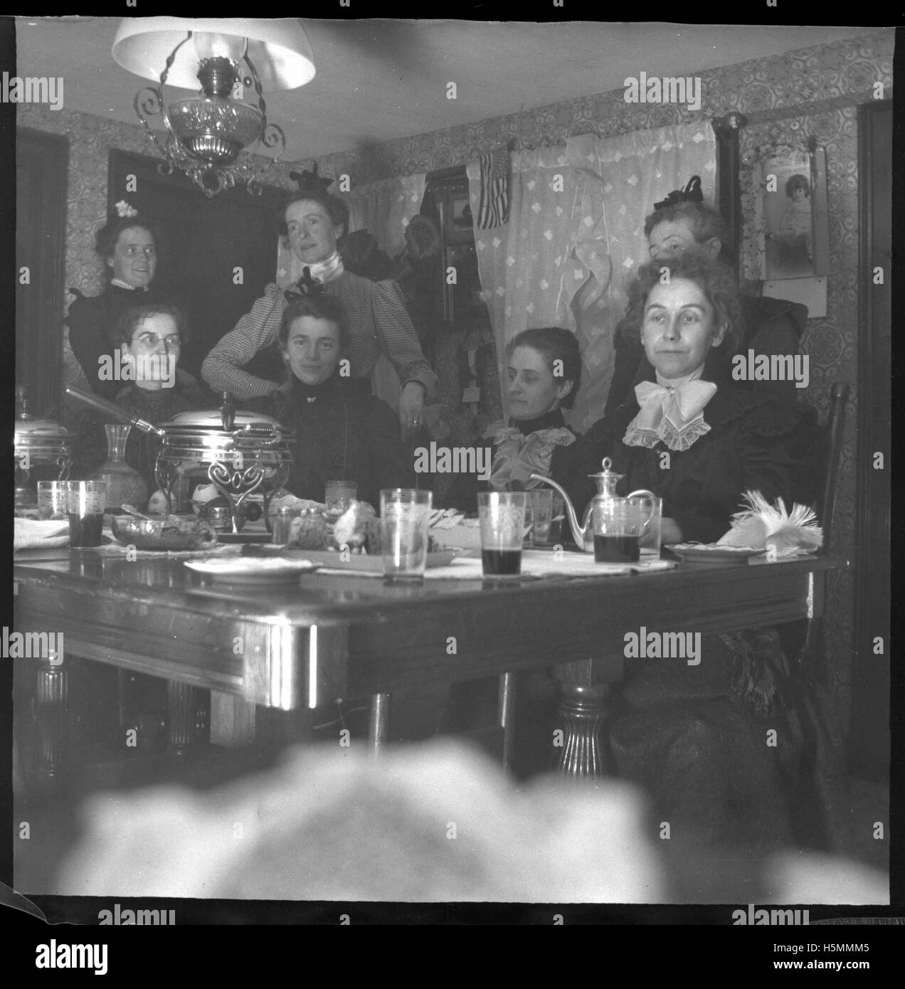 Dieses Foto vom Februar 1900 trägt die Aufschrift „Flashlights & Chafing Dish Time“ und wurde in Camden, Maine, aufgenommen. Es fängt einen Moment aus dem frühen 20. Jahrhundert ein und zeigt möglicherweise eine Veranstaltung oder ein geselliges Treffen mit einzigartiger Beleuchtung und Speisesaal. Stockfoto