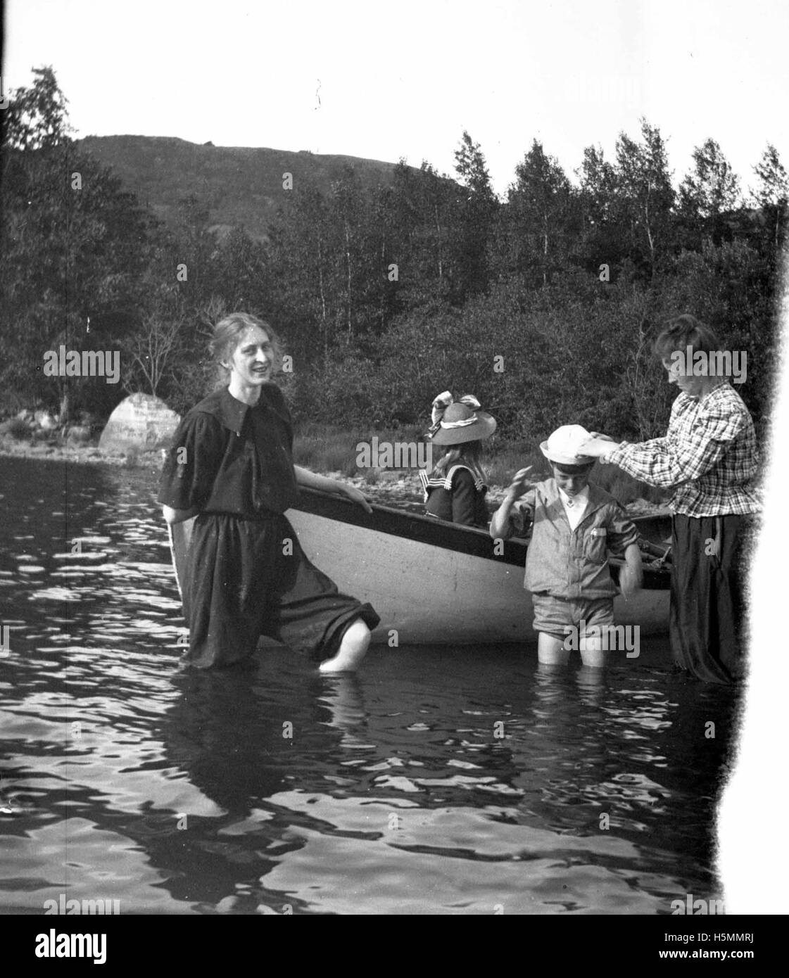 Grace Parker wird im August 1900 als Schwimmen dargestellt, möglicherweise als Teil einer Veranstaltung oder einer sportlichen Aktivität. Dieses Foto nimmt einen Moment aus dem frühen 20. Jahrhundert auf und zeigt das Freizeitschwimmen während dieser Zeit. Stockfoto