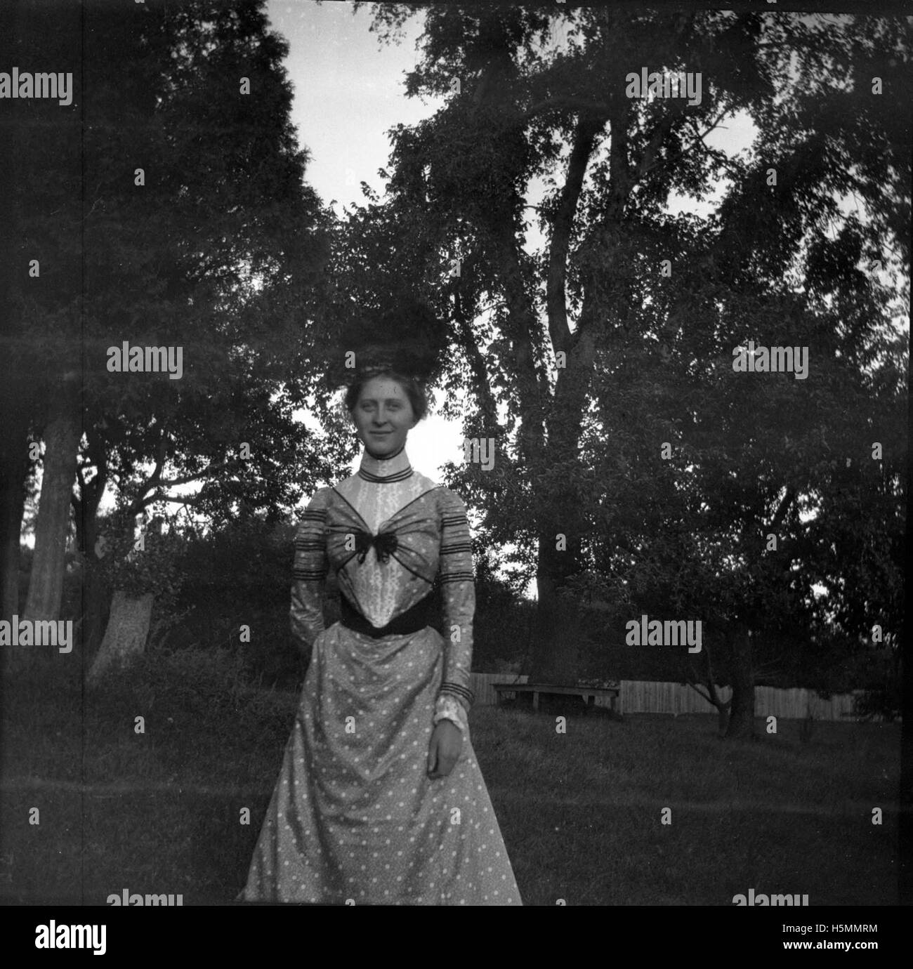 Ein Foto von Grace Parker in einem blauen Seidenkleid im September 1900, das einen Moment in Mode und persönlicher Geschichte des frühen 20. Jahrhunderts festgehalten hat. Stockfoto