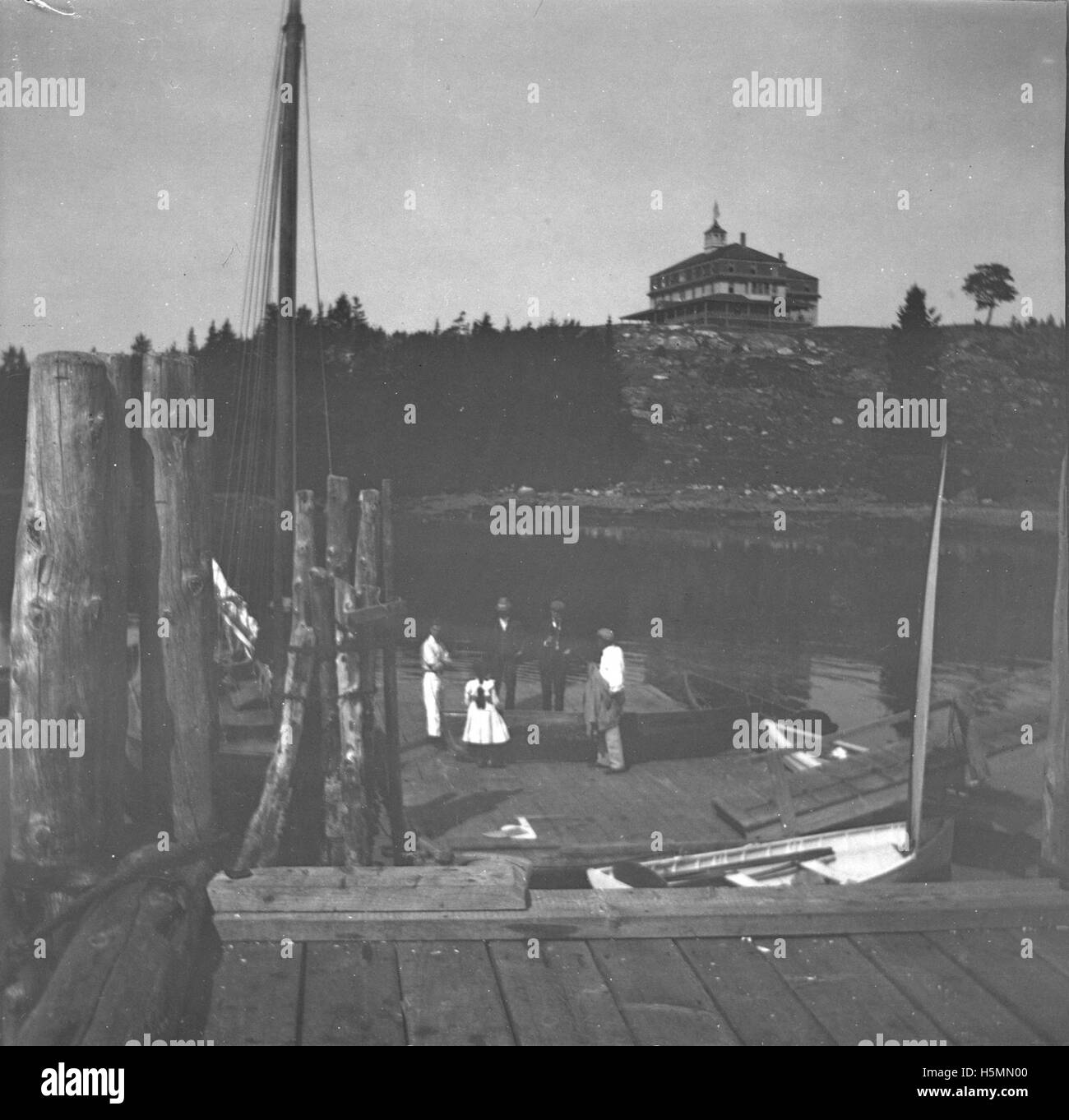 Das Foto von Pemaquid, aufgenommen im August 1899, zeigt die Küstenregion in Maine, USA, bekannt für seine malerische Schönheit und historische Wahrzeichen, einschließlich des berühmten Pemaquid Point Lighthouse. Die Gegend ist bei Künstlern und Besuchern gleichermaßen beliebt. Stockfoto