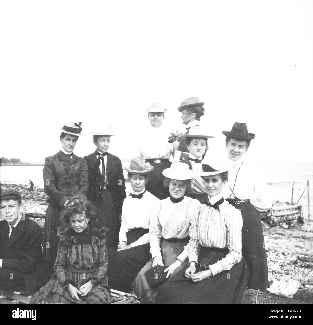 Diese Fotos, die im Juli 1900 am Crescent Beach aufgenommen wurden, bieten einen Einblick in die Strandkultur und die Freizeitaktivitäten des frühen 20. Jahrhunderts. Die Bilder erfassen Familien und Einzelpersonen, die die Küstenlandschaft genießen. Stockfoto