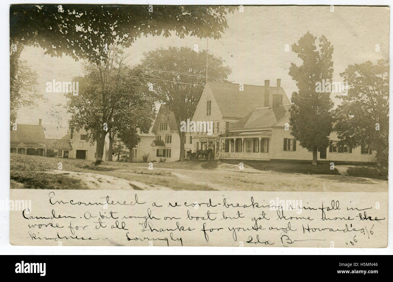 Das Bild zeigt die Südseite des Common in Union, Maine, um die Wende zum 20. Jahrhundert, mit sichtbaren Bäumen, dem N.D. Robbins General Store von 1877 und dem Robbins House, in dem sich derzeit die Union Historical Society befindet. Diese historische Postkarte vom 9. September 1905 wurde an Mrs. Howard Whitten in Belfast, Maine, geschickt. Stockfoto