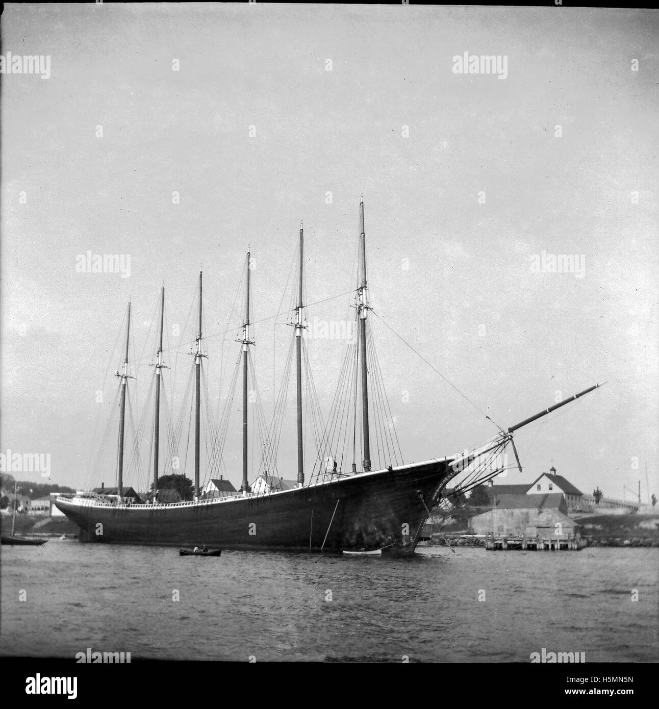 Der George W. Wells war ein historischer 6-Masten-Schoner, der 1900 in Camden, Maine, gebaut wurde. Es wurde mit viel Feiern ins Leben gerufen und war der erste 6-Meister, der jemals gebaut wurde. Mit einer Länge von 325 Metern und Masten von über 119 Metern wurde es eines der berühmtesten Schiffe seiner Zeit. Das Schiff sank 1913 tragischerweise vor der Küste North Carolinas. Stockfoto