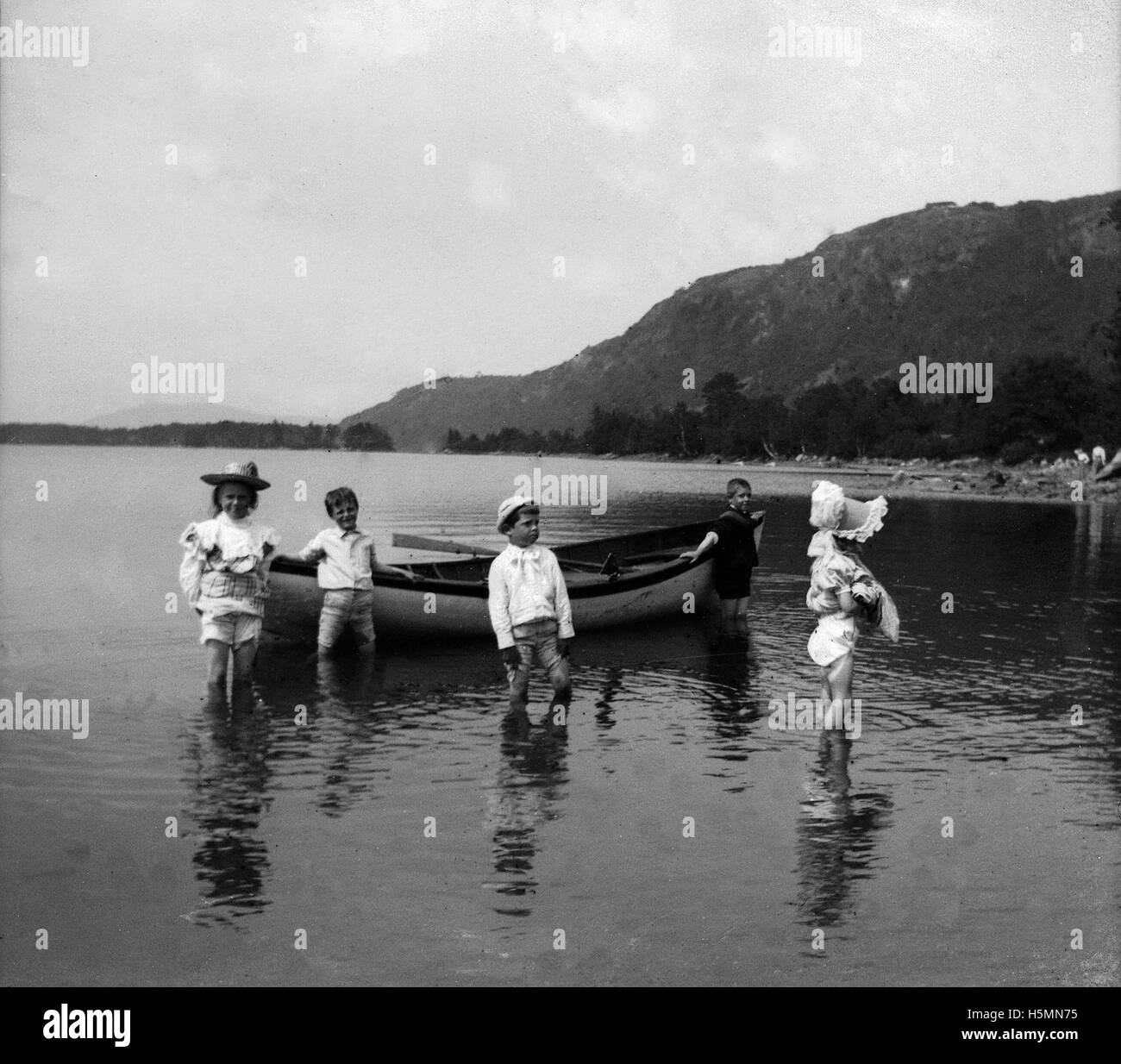 Kinder waten am Lake City am Megunticook See im August 1899. Stockfoto