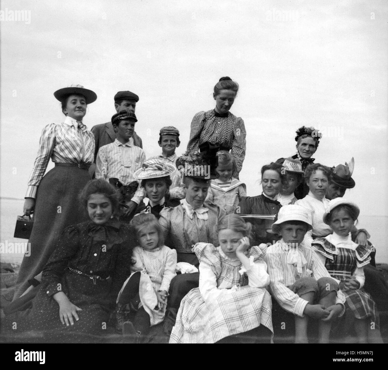 Gruppe von Angehörigen und Freunden von Theresa Babb mit einem Picknick auf Ogier Punkt im Juli 1900.   Theresa es Schwester Grace in der Mitte mit der weißen Hatt ist und ihre Mutter Mrs. Parker ist weit oben rechts. Stockfoto