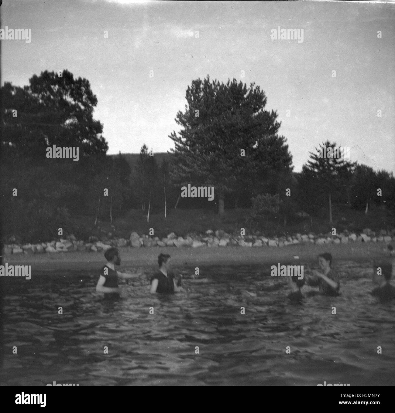 Schwimmen im Lake City von Dudley Talbot viel um 1900 aus gesehen. Stockfoto
