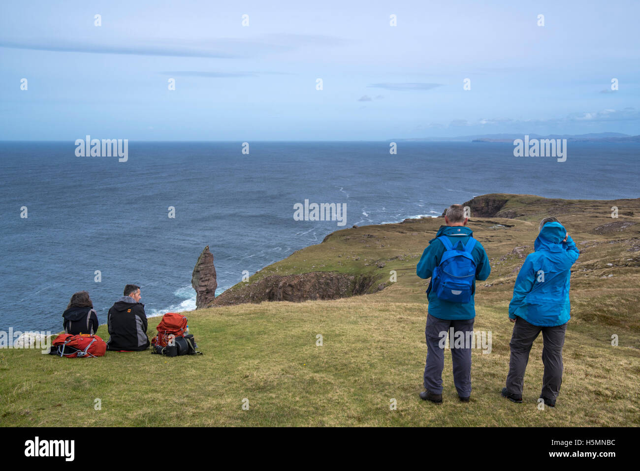 Wanderer, die Ruhe in der Nähe von Old Man of Stoner, 60 Meter hoher See Stapel zum Zeitpunkt der Stoner, Sutherland, Schottisches Hochland, Schottland Stockfoto