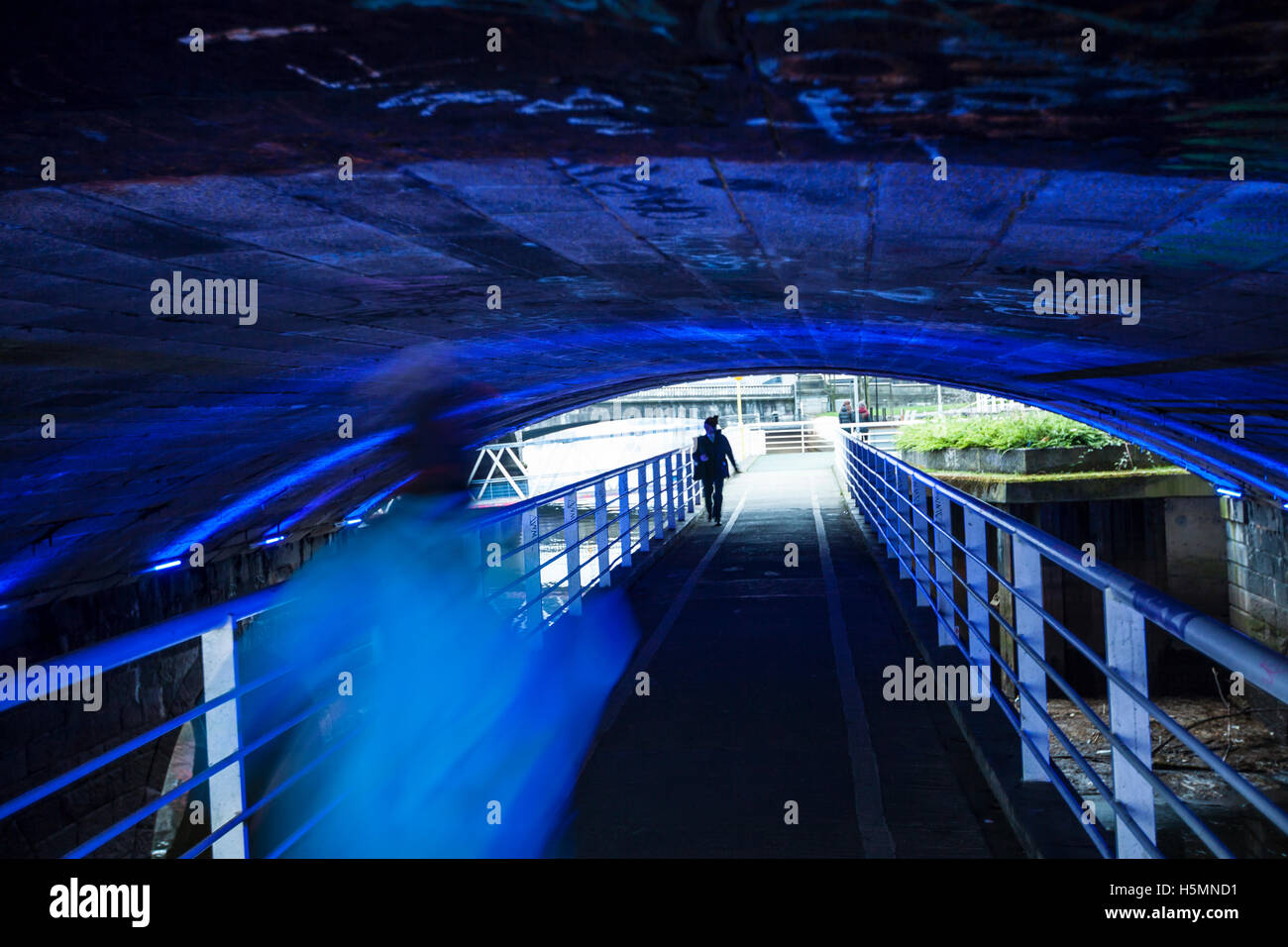 Gehweg am Fluss Clyde Waterfront in Glasgow, Schottland, Großbritannien Stockfoto