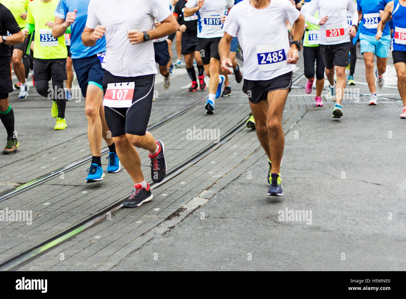 Marathon Läufer Rennen in den Stadtstraßen, Bewegungsunschärfe Stockfoto
