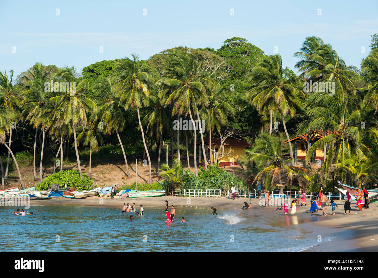 Menschen schwimmen und am Strand, Arugam Bay, Sri Lanka Stockfoto