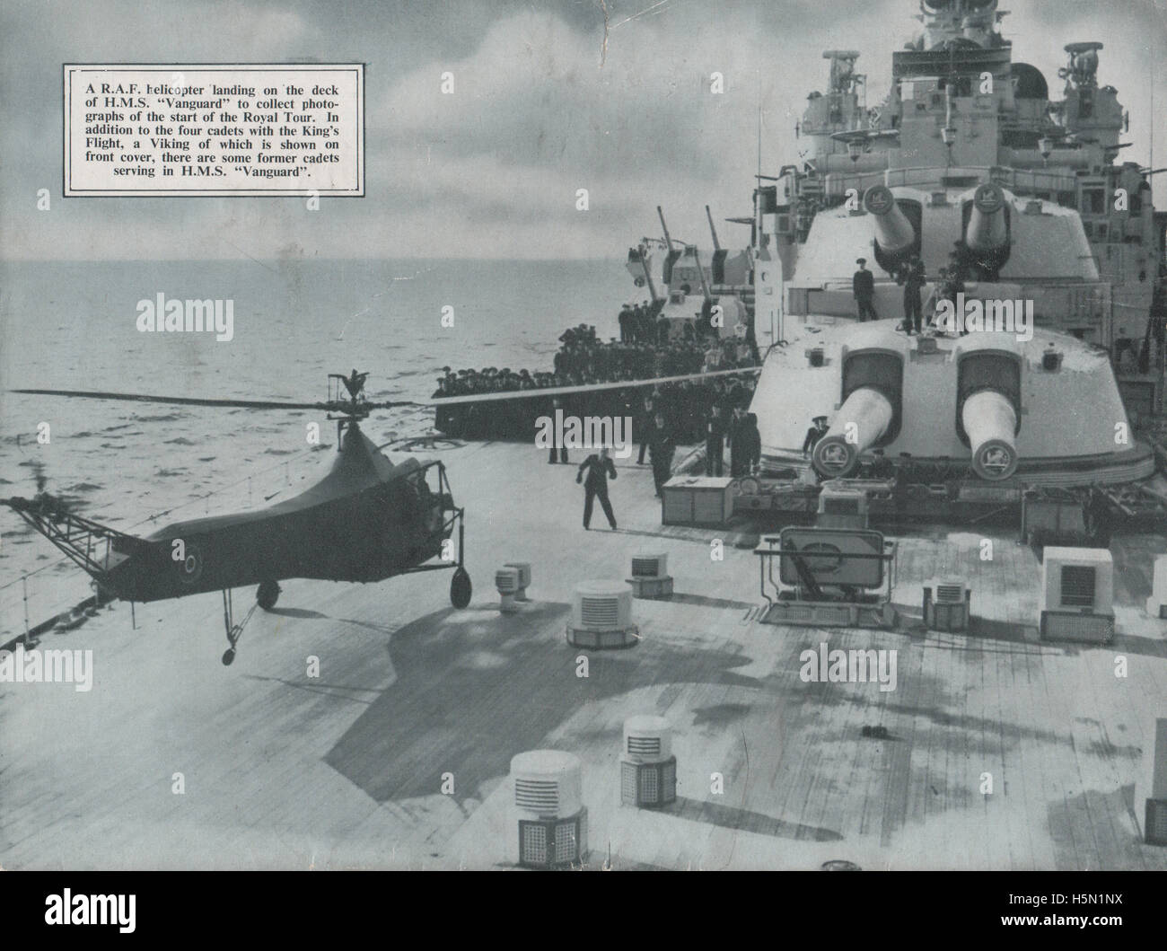 Oldtimer Magazin zurück datiert April 1947 zeigt den Sikorsky s-3 Hubschrauber der 1940er Jahre Landung auf dem Deck der HMS Vanguard Schlachtschiff zu decken und war der letzte der Schlachtschiffe der Royal Navy und das letzte Schlachtschiff der Welt gebaut werden. Das Foto ist aus der Luft-Reserve-Gazette und zeigt Vanguard während König George VI erste Royal Tour of South Africa. Stockfoto