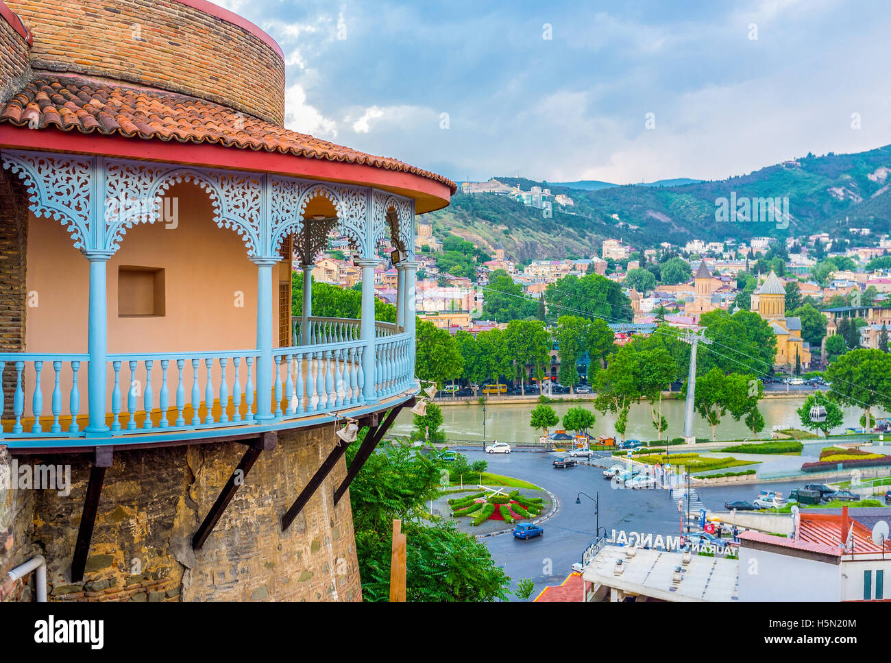 Die alte Stadt Stadtbild mit Fluss Kura, Sionni Kathedrale und geschnitzten hölzernen Balkon des Darejan Sachino Palast der Königin Stockfoto