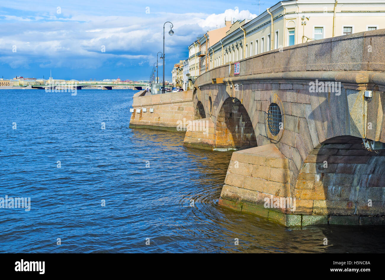 Granit Prachechny(Laundry) Brücke überquerte der Fontanka an der Stelle, wo es Neva ausgeht Stockfoto