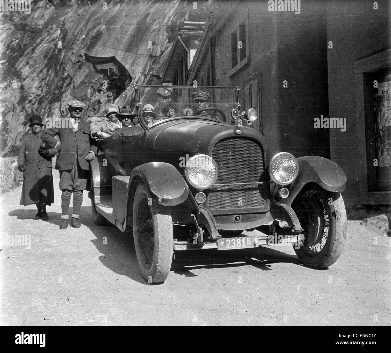 Wohlhabenden deutschen Familie Touren der Region Rhône-Alpes in Chauffeur Gefahren Marmon Touring 34 Auto der 1920er Jahre Stockfoto