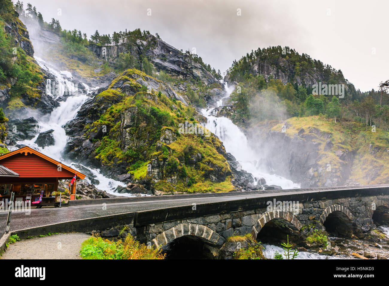 Latefossen (Latefoss) ein Wasserfall in der Nähe der Stadt ...