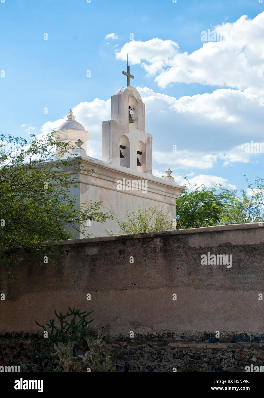 Der Glockenturm von San Xavier del Bac historische spanische katholische Mission etwa 10 Meilen südlich von Downtown Tucson, Arizona Stockfoto