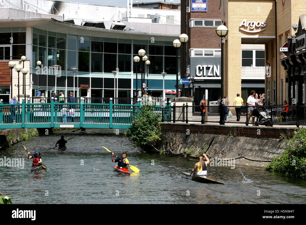 Kanuten auf Fluß Chelmer kurz vor dem Stadtzentrum von Chelmsford, Essex, England Stockfoto