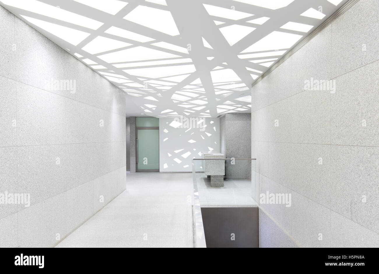 Korridor der modernen Bürogebäude Stockfoto