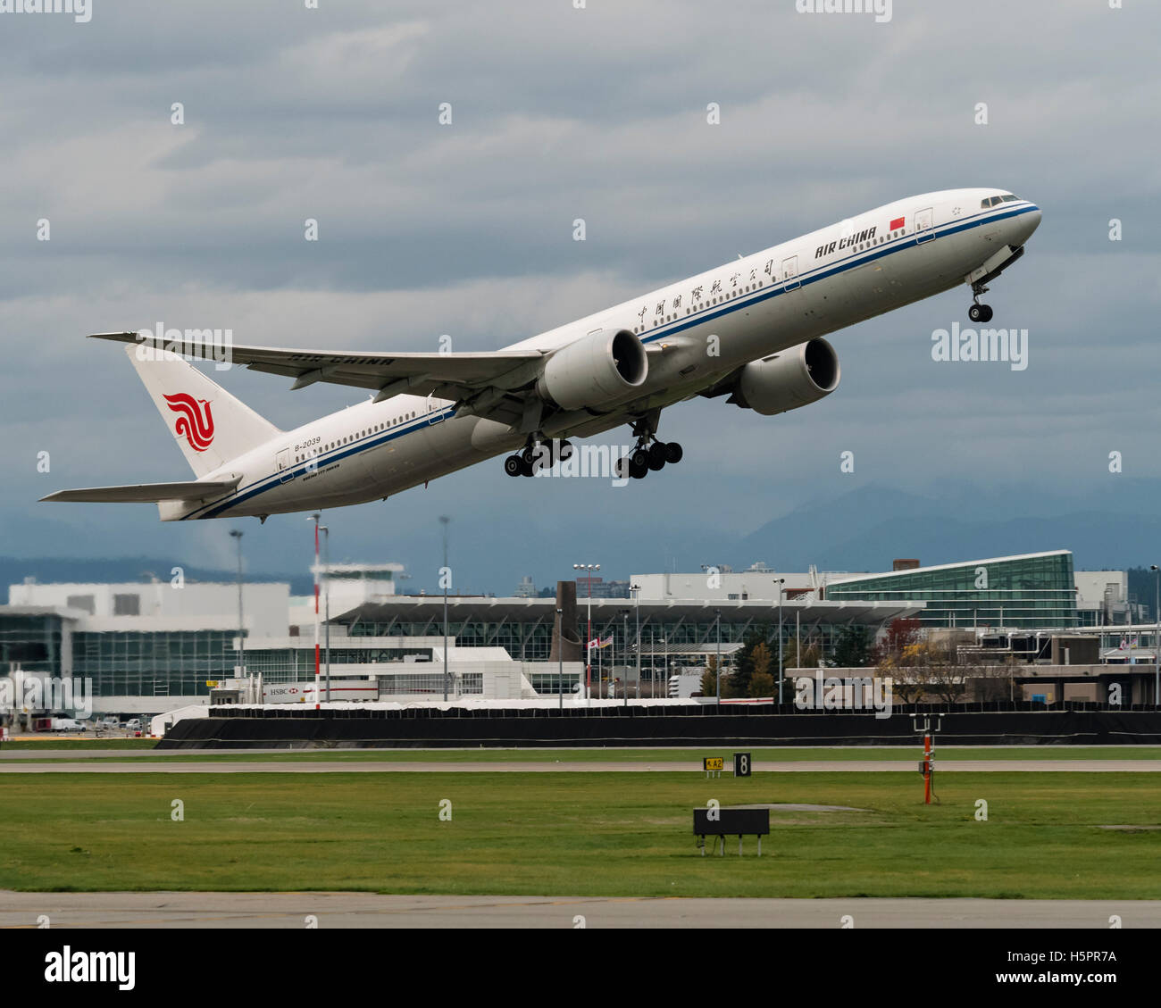 Air China Boeing 777-300ER B-2039 in der Luft nach dem Start vom internationalen Flughafen Vancouver Kanada Stockfoto