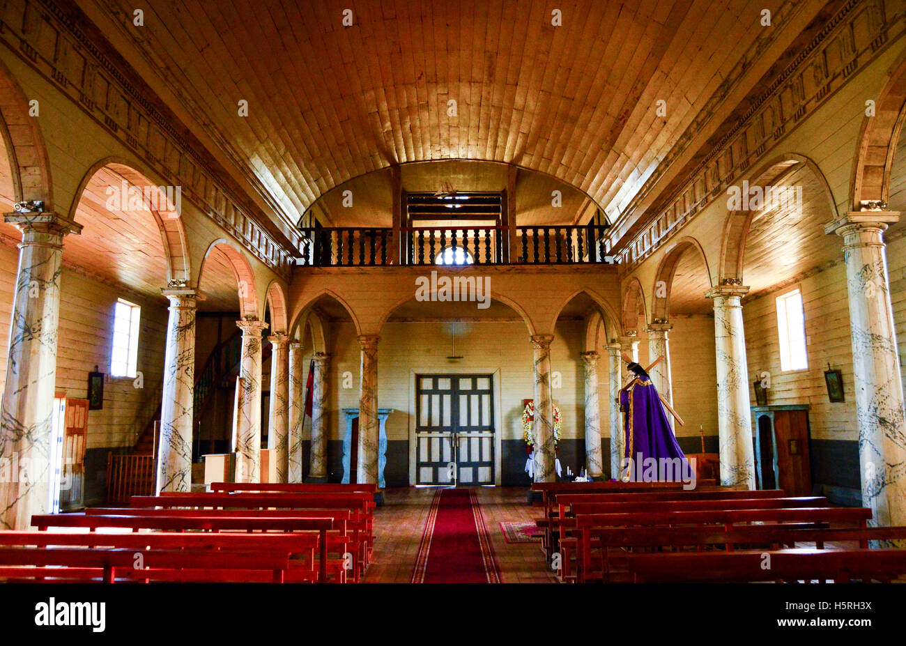 Innenraum der historischen Nercón-Kirche, eines der berühmten Holzkirchen von Chiloé Insel im nördlichen Patagonien (Chile) Stockfoto