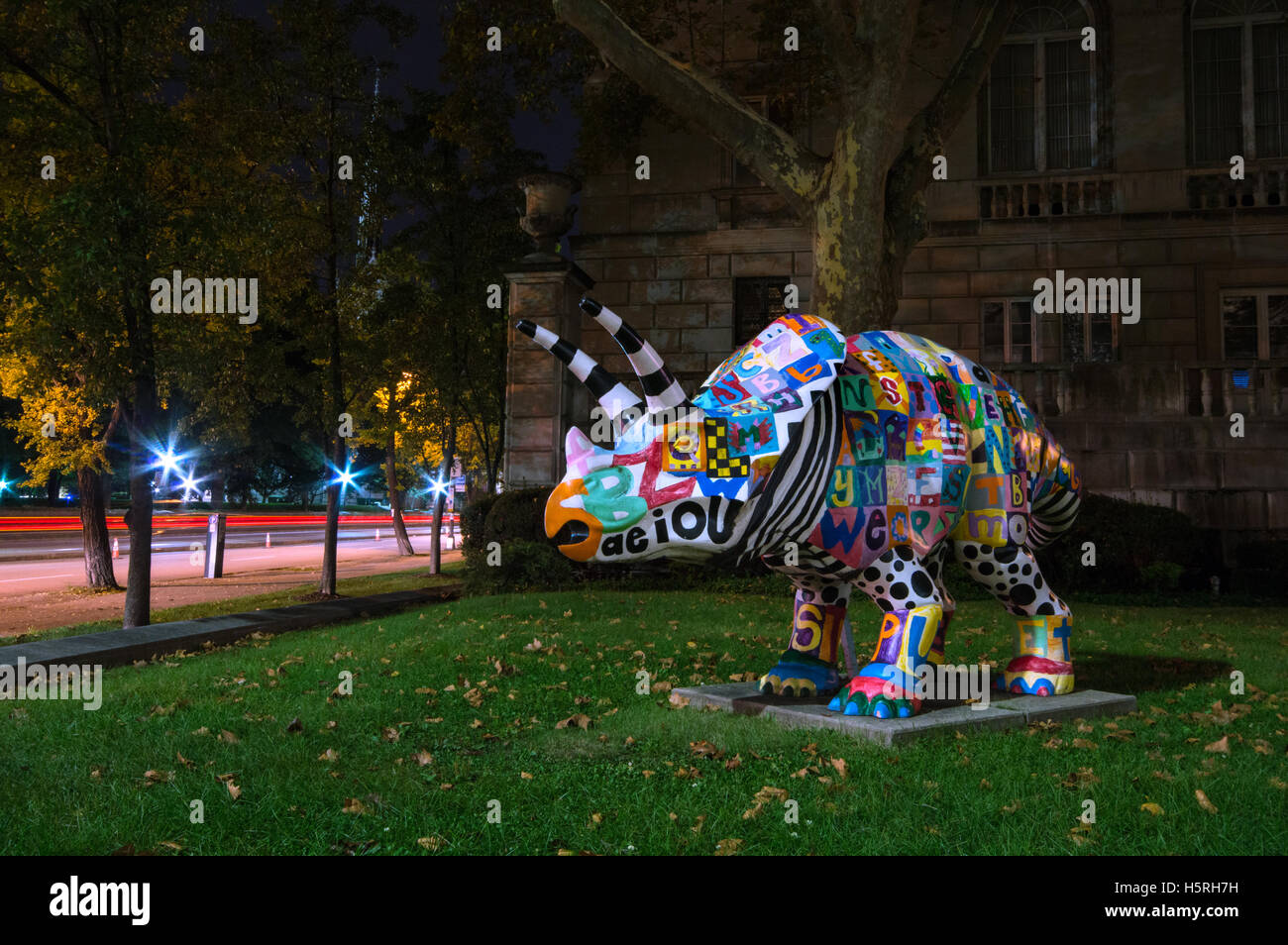 Bunt bemalte und farbigen Triceratops außerhalb das Carnegie Museum of Natural History, Pittsburgh, Pennsylvania, USA Stockfoto