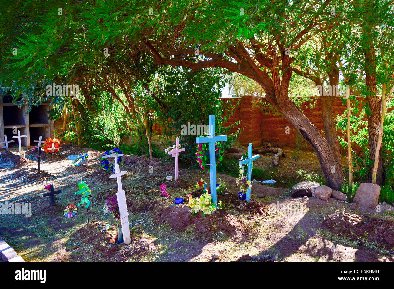 Bunte Kreuze und Mausoleen auf dem Friedhof von San Pedro de Atacama, Nordchile Stockfoto