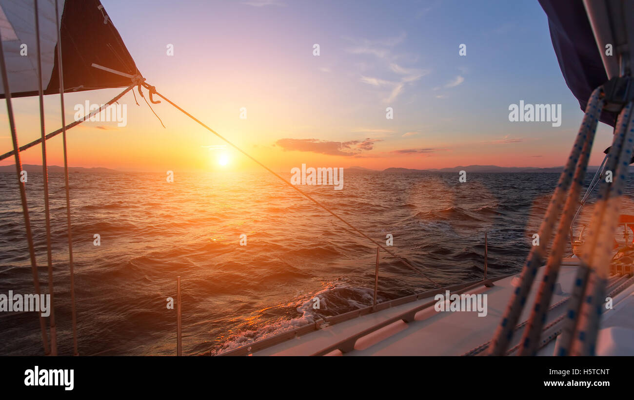 Schöner Sonnenuntergang im offenen Meer mit Segelyacht. Stockfoto