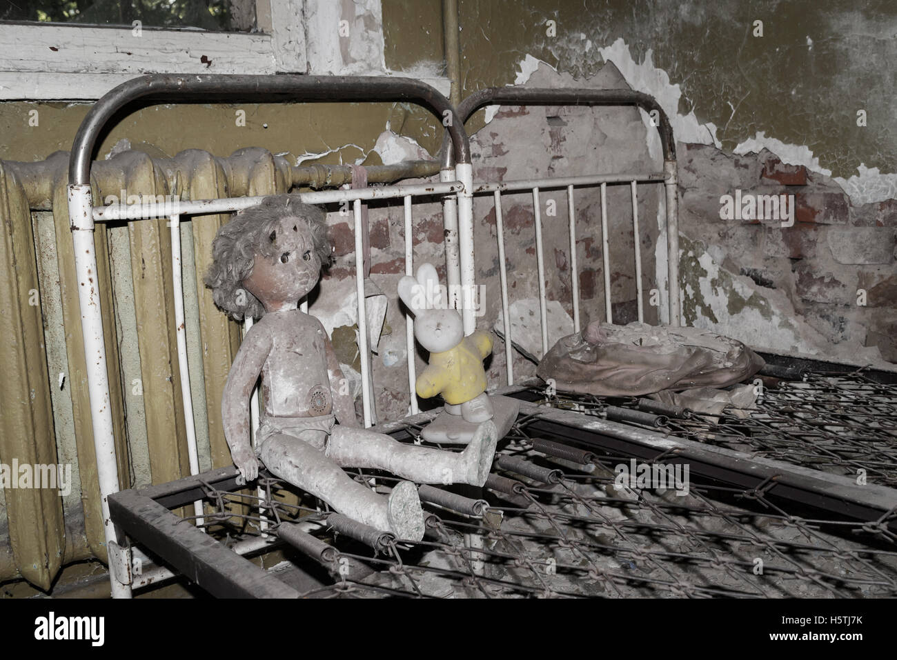 Puppen in verlassenen Kindergarten in zerstörten kopachi Dorf. Stockfoto