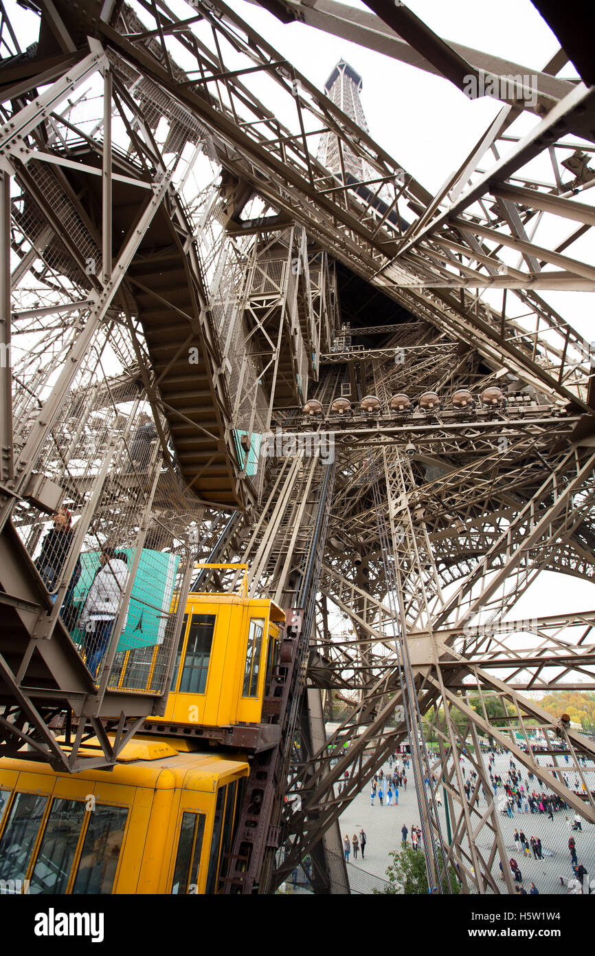 Einen Blick aus dem Turm unterhalb der Aufzug hinauf in das Paris Stockfoto