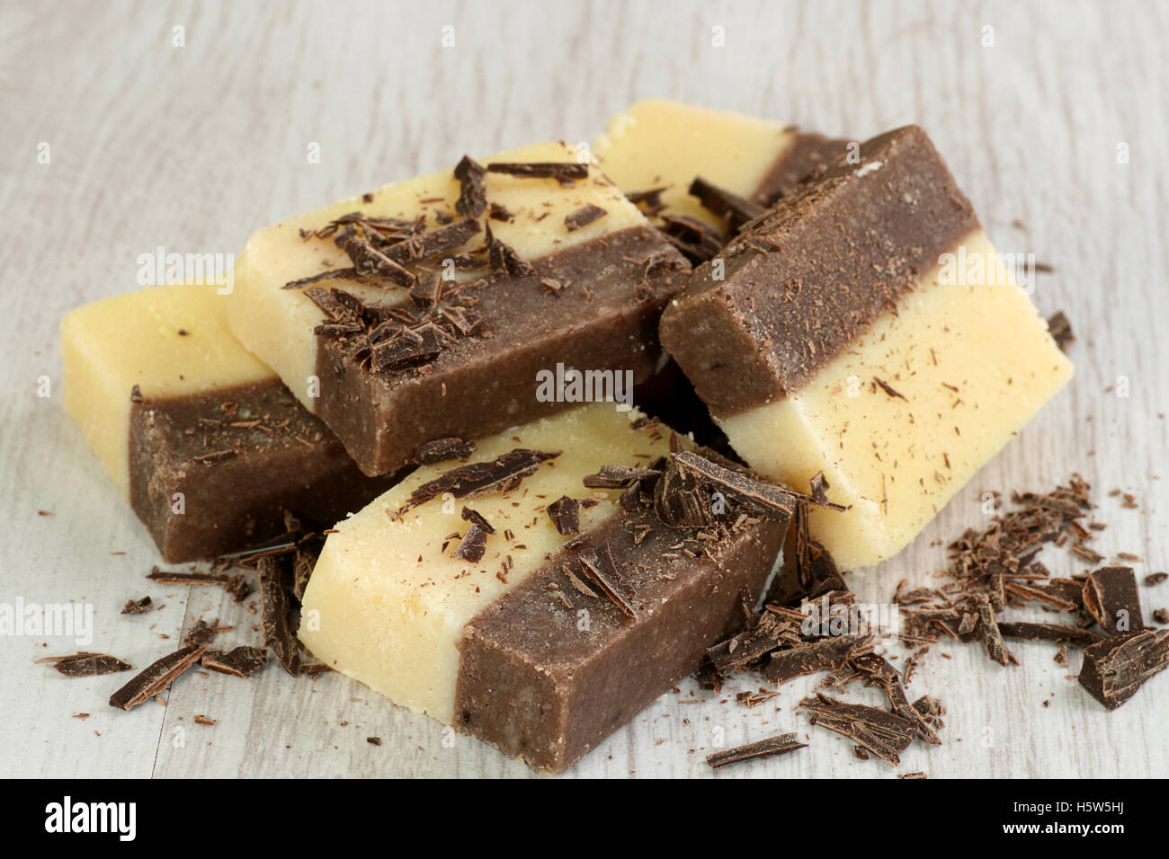 Haufen von Schokolade und Vanille asiatischen Süßwaren mit Schokolade Flocken Stockfoto