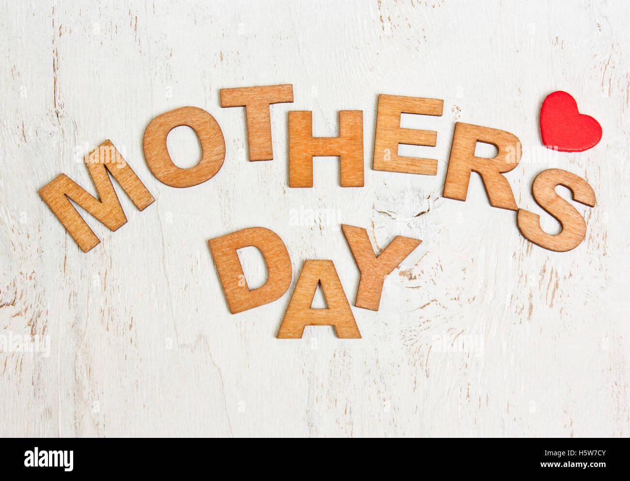 Muttertag mit Holzbuchstaben auf einen alten weißen hölzernen Hintergrund Stockfoto
