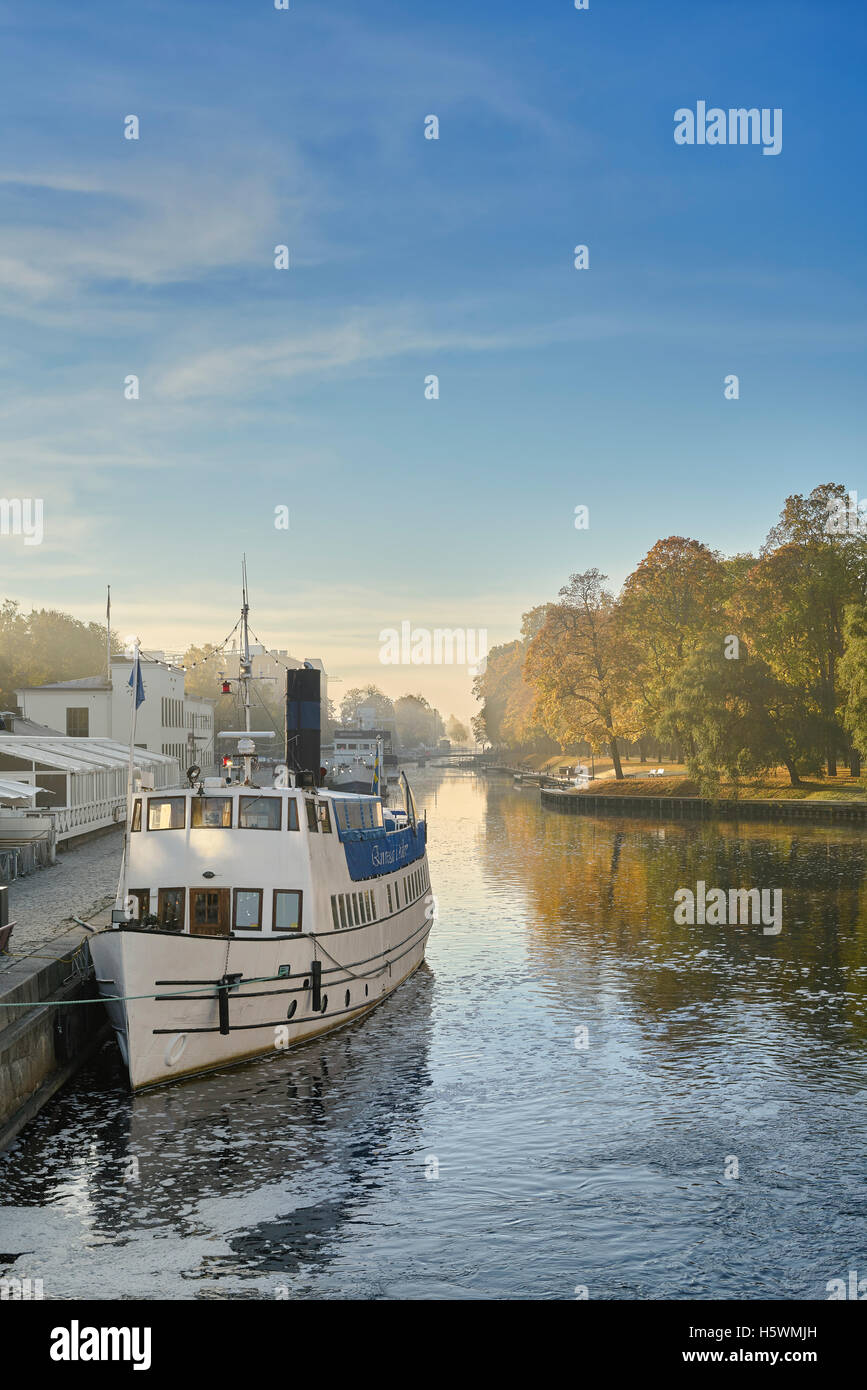 Alten Dampfschiff im Fluss Fyris an einem nebligen Herbstmorgen im Islandsfallet, Uppsala, Schweden, Scandinavia Stockfoto