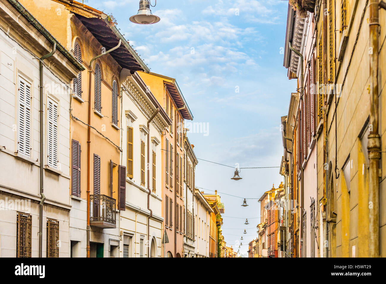 alte Häuser in einer Straße im italienischen Dorf Stockfoto