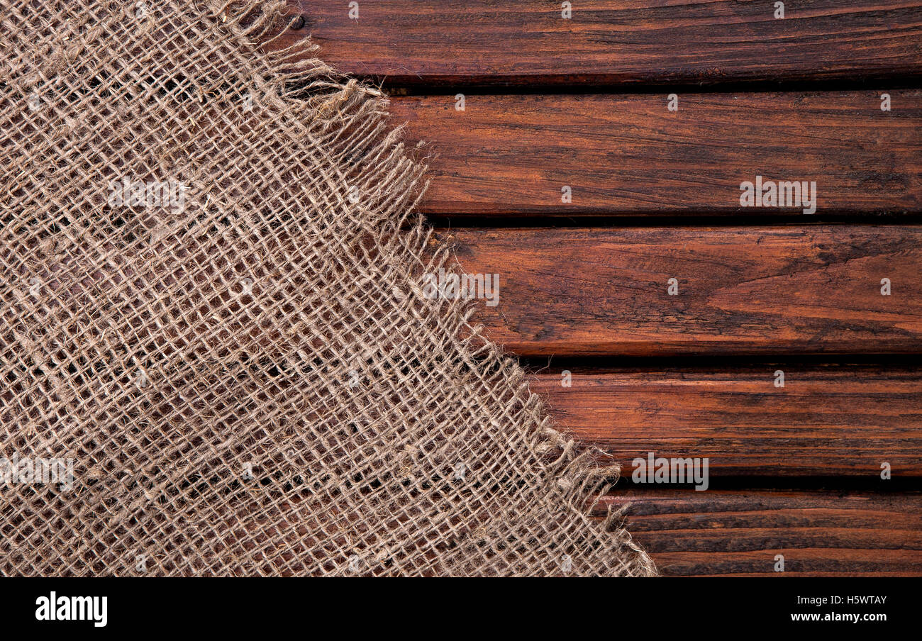 Hessische Sackleinen oder Entlassung auf hölzernen Hintergrund Stockfoto