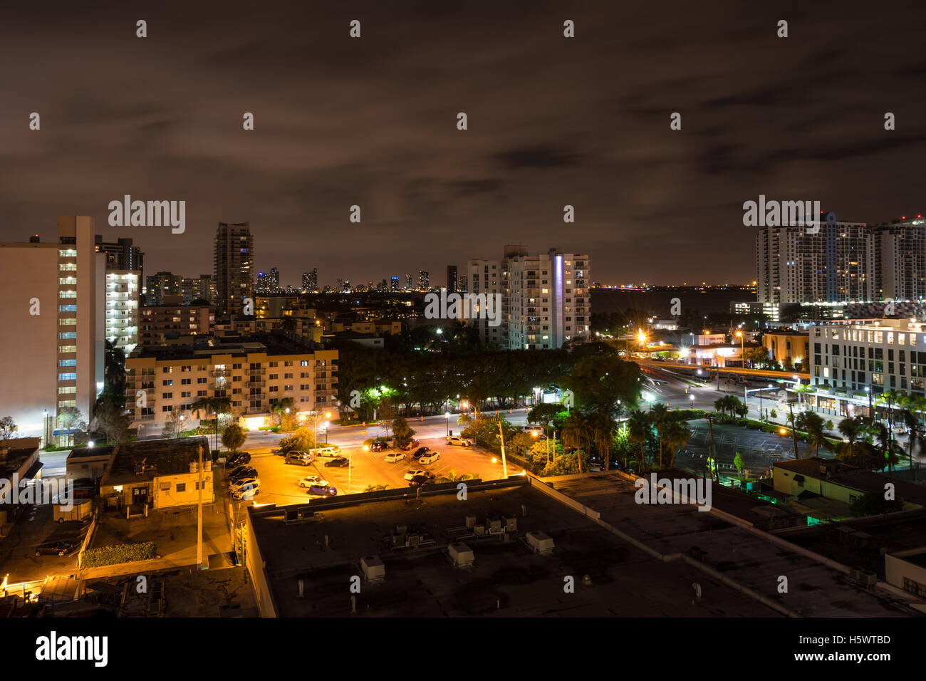 Lange Exposition Nachtaufnahme von Miami Beach, Florida, mit Downtown Miami im Hintergrund. Stockfoto