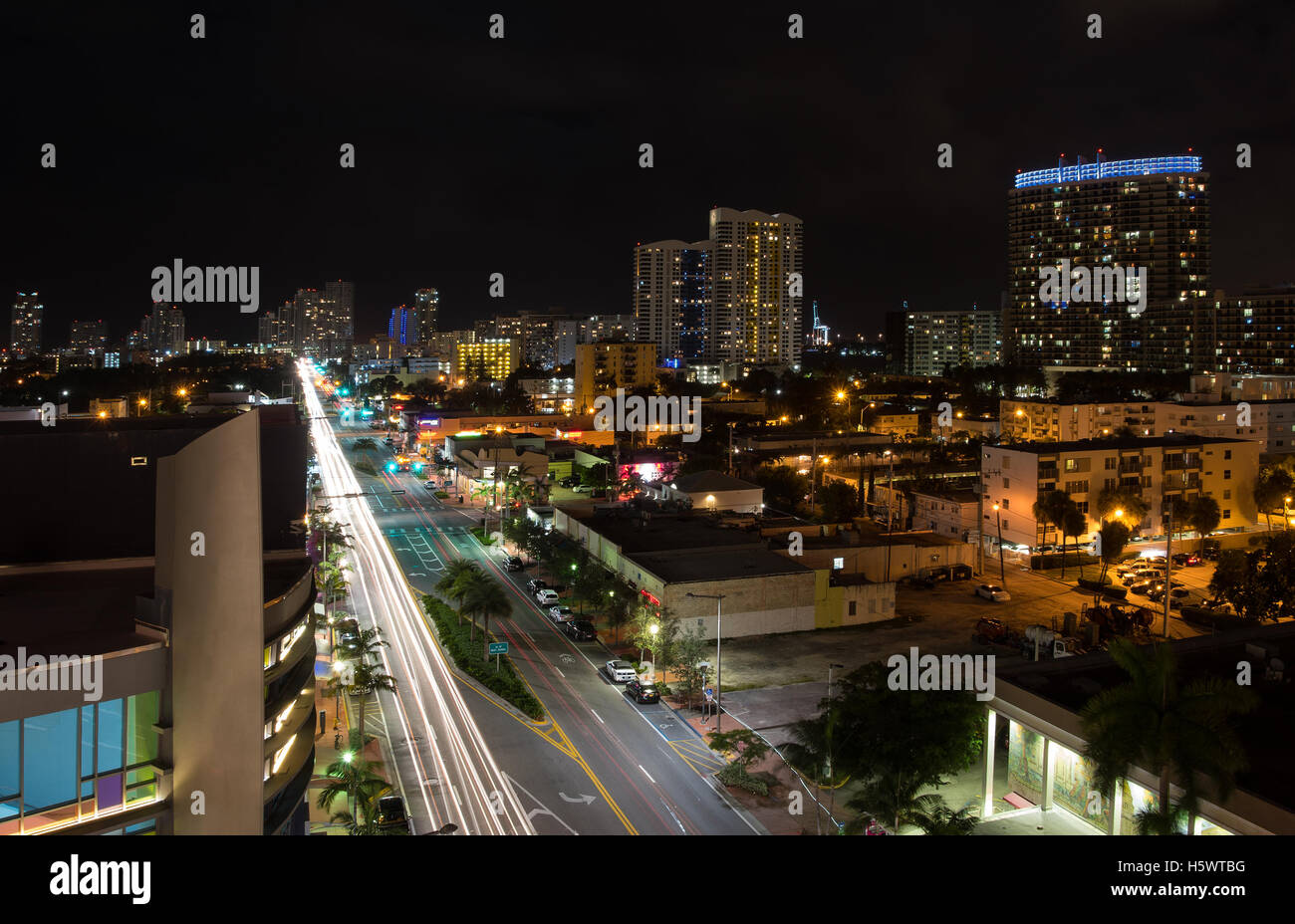 Lange Exposition Nachtaufnahme von Alton Rd. in Miami Beach, Florida, mit Kamera nach Süden gerichtet. Stockfoto