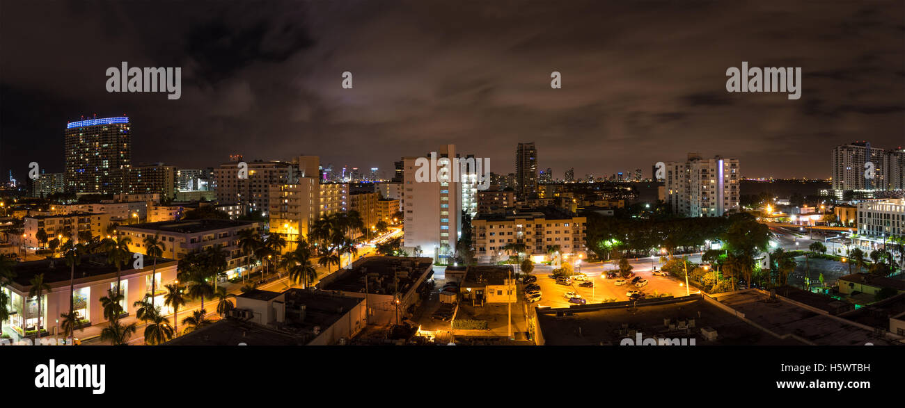 Panorama Nachtaufnahme von Miami Beach, Florida, mit Downtown Miami im Hintergrund. Stockfoto