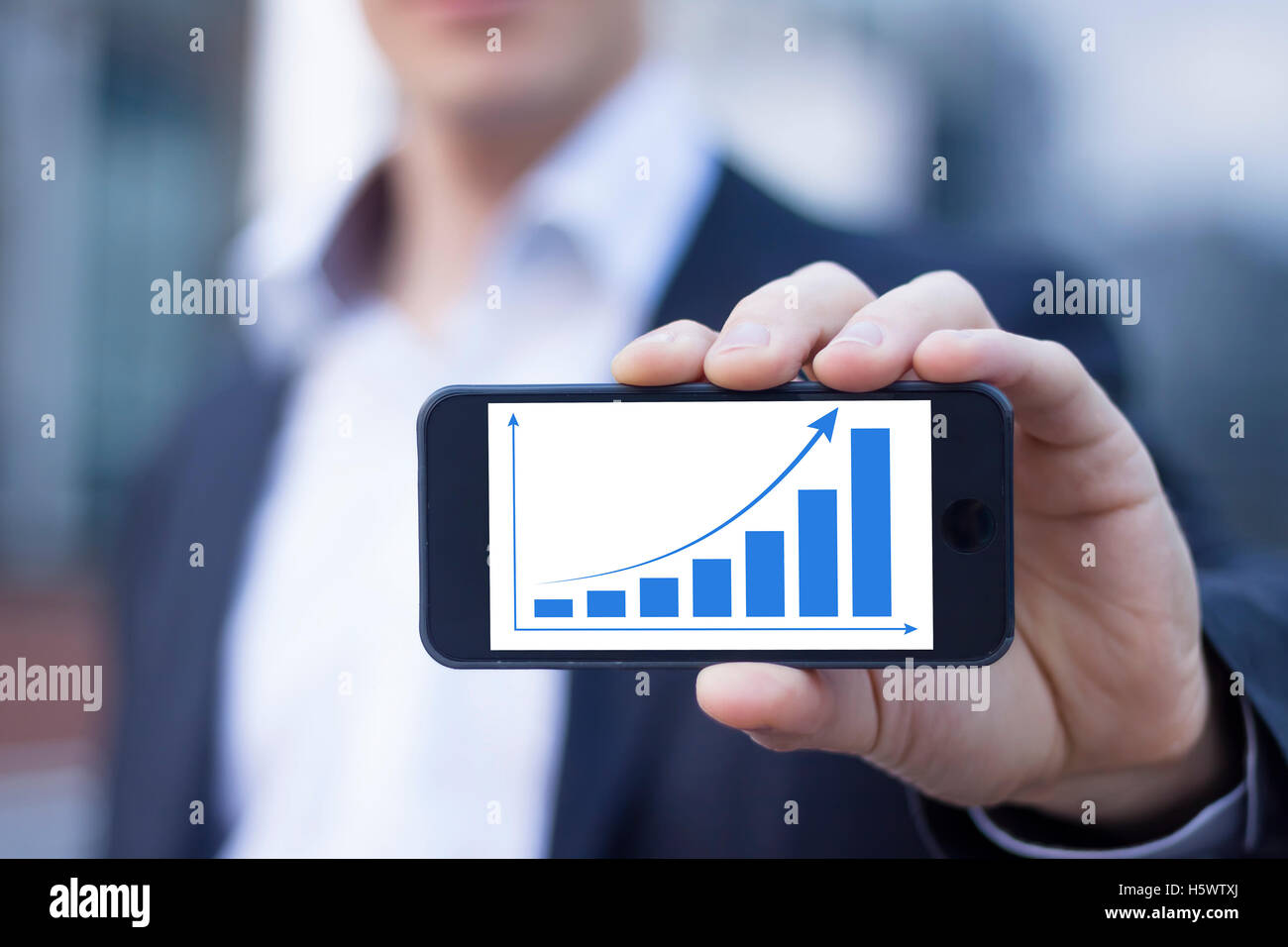 Erfolgreicher Geschäftsmann stolz Verbesserung auf Smartphone anzeigen Stockfoto