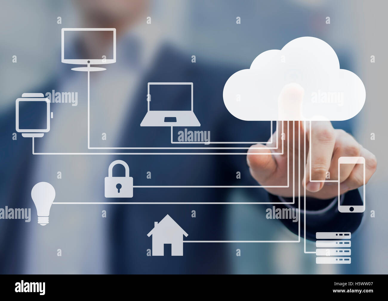 Geschäftsmann berührt eine Cloud verbunden zu viele Objekte auf einer virtuellen Leinwand, Konzept über Internet der Dinge Stockfoto