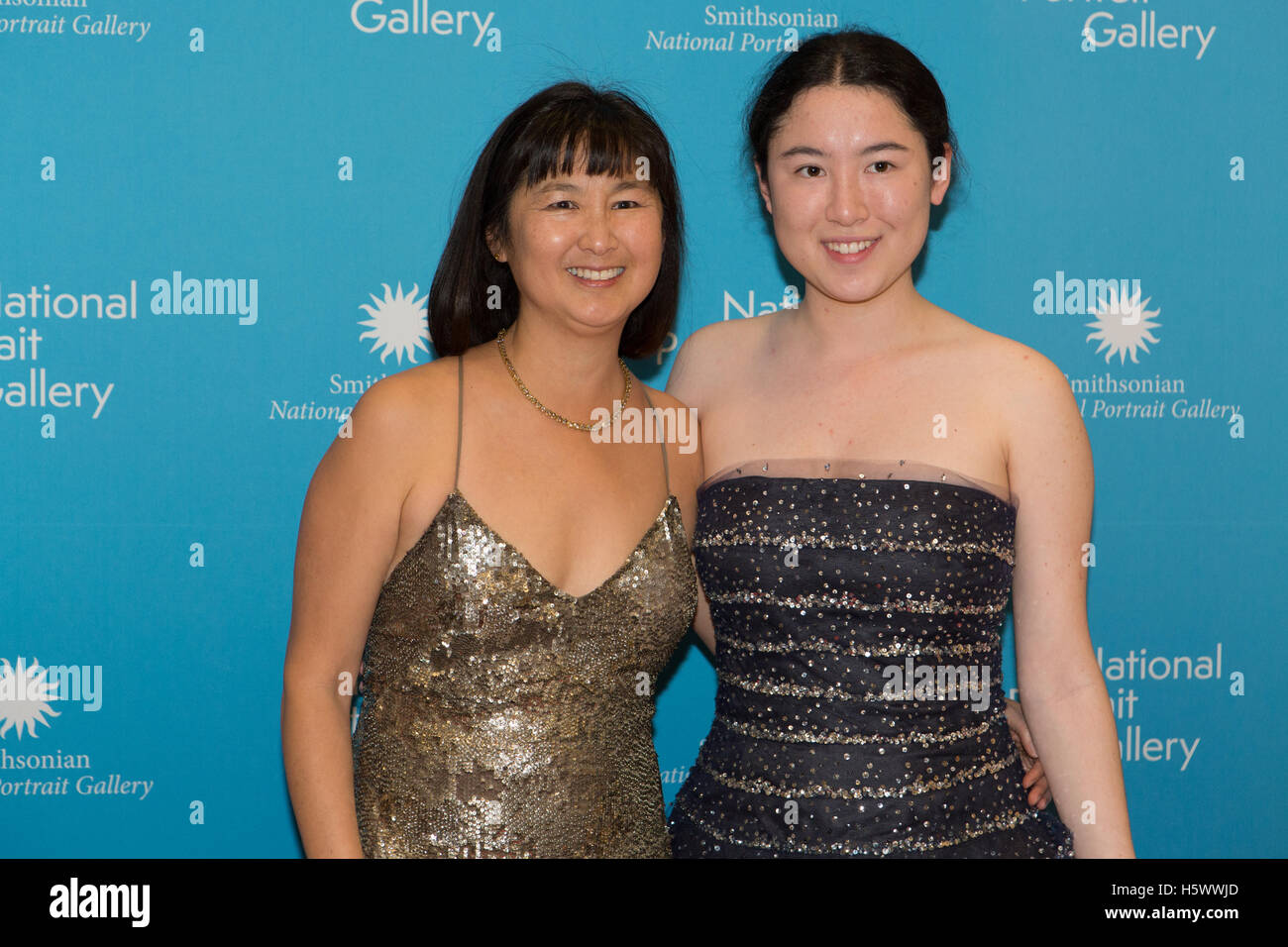Architekten Maya Lin und ihre Tochter, Indien Wolf auf dem roten Teppich bei der Smithsonian National Portrait Gallery Inaugural American Portrait Gala am 15. November 2015 in Washington D.C. Stockfoto