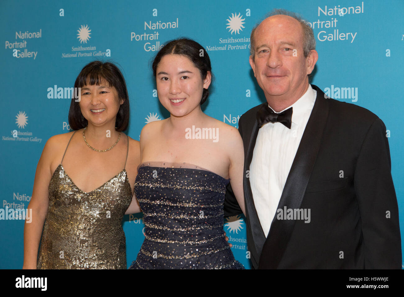 Architekten Sie Maya Lin mit ihre Tochter und ihr Mann (Indien Wolf und Daniel Wolf) auf dem roten Teppich bei der Smithsonian National Portrait Gallery Inaugural amerikanische Portrait Gala am 15. November 2015 in Washington D.C. Stockfoto