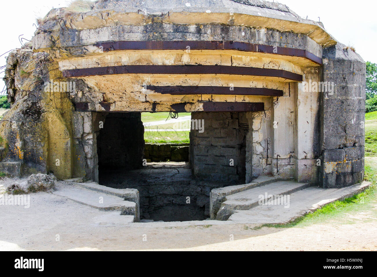 Zerstörten deutschen Bunker bleibt nach dem zweiten Weltkrieg, Pointe du Hoc, Normandie, Frankreich Stockfoto