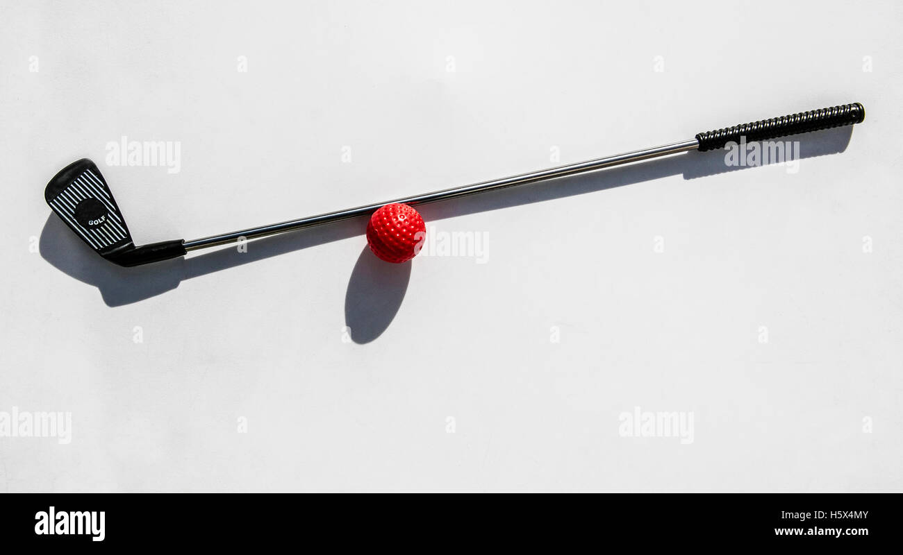 Erhöhte Ansicht des Golf-Stick mit rot gefärbten Golfball Stockfoto