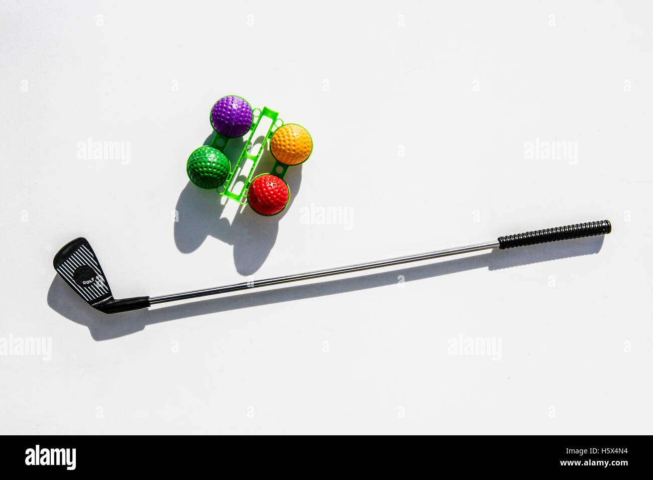 Erhöhte Ansicht Kunststoff Golf-Stick mit vier farbigen Golfbälle Stockfoto