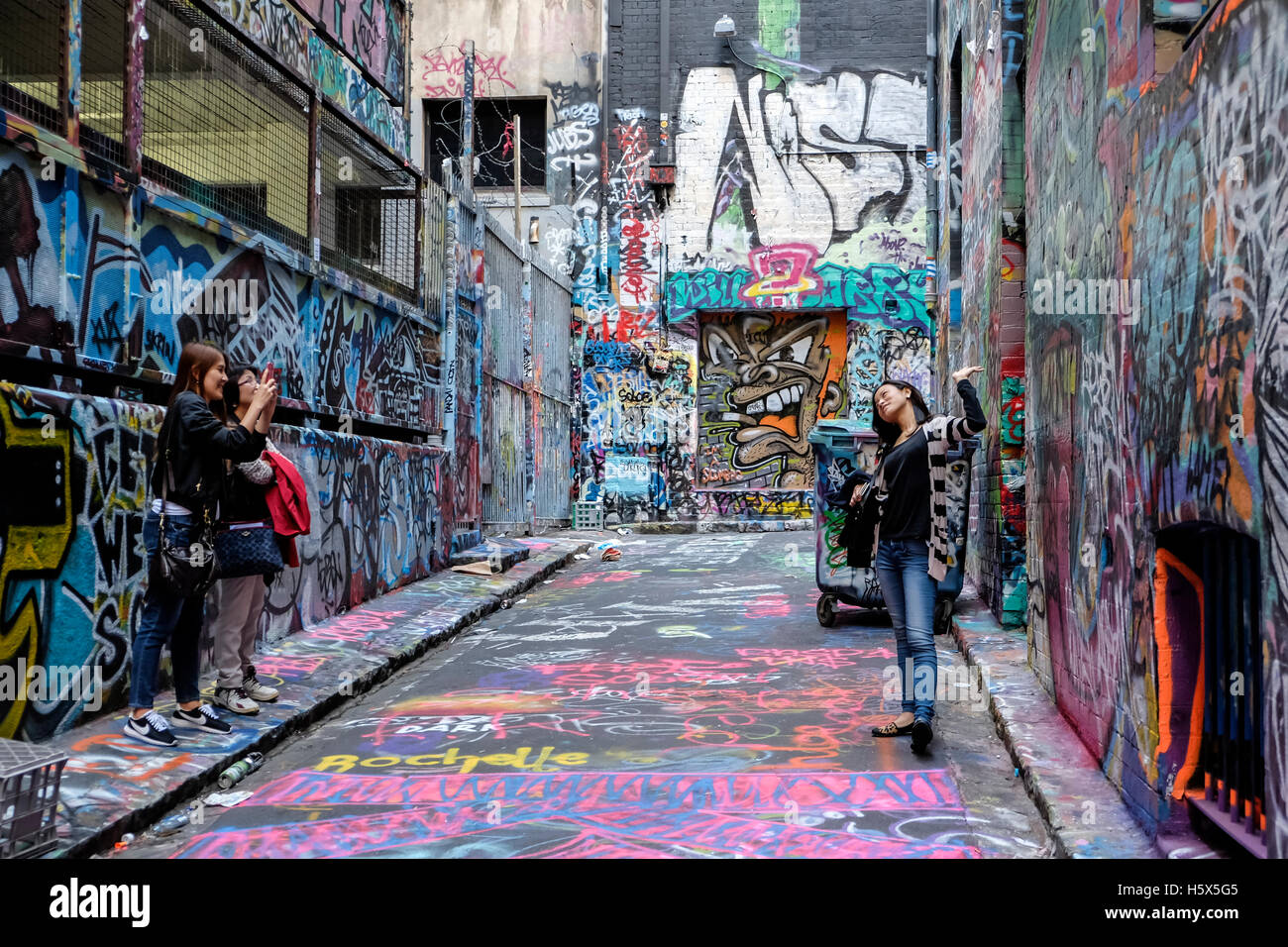 Menschen fotografieren in Rutledge Lane (aus Hosier Lane), Melbourne, Victoria, Australien Stockfoto