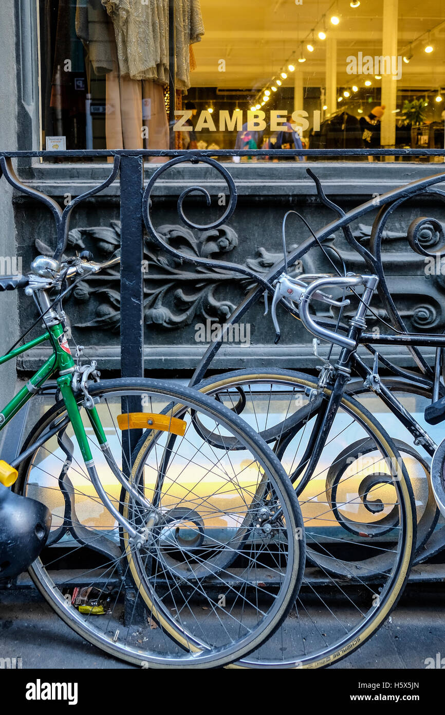 Gegen Eisen Geländer außerhalb Zambesi Bekleidung Fahrräder in Flinders Lane, Melbourne, Victoria, Australien Stockfoto