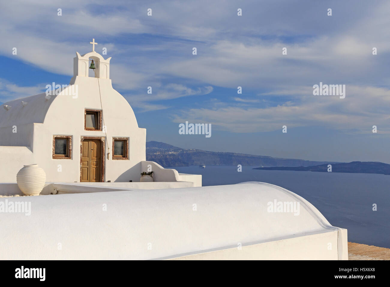 weiße Kapelle in Oia auf Santorin Stockfoto