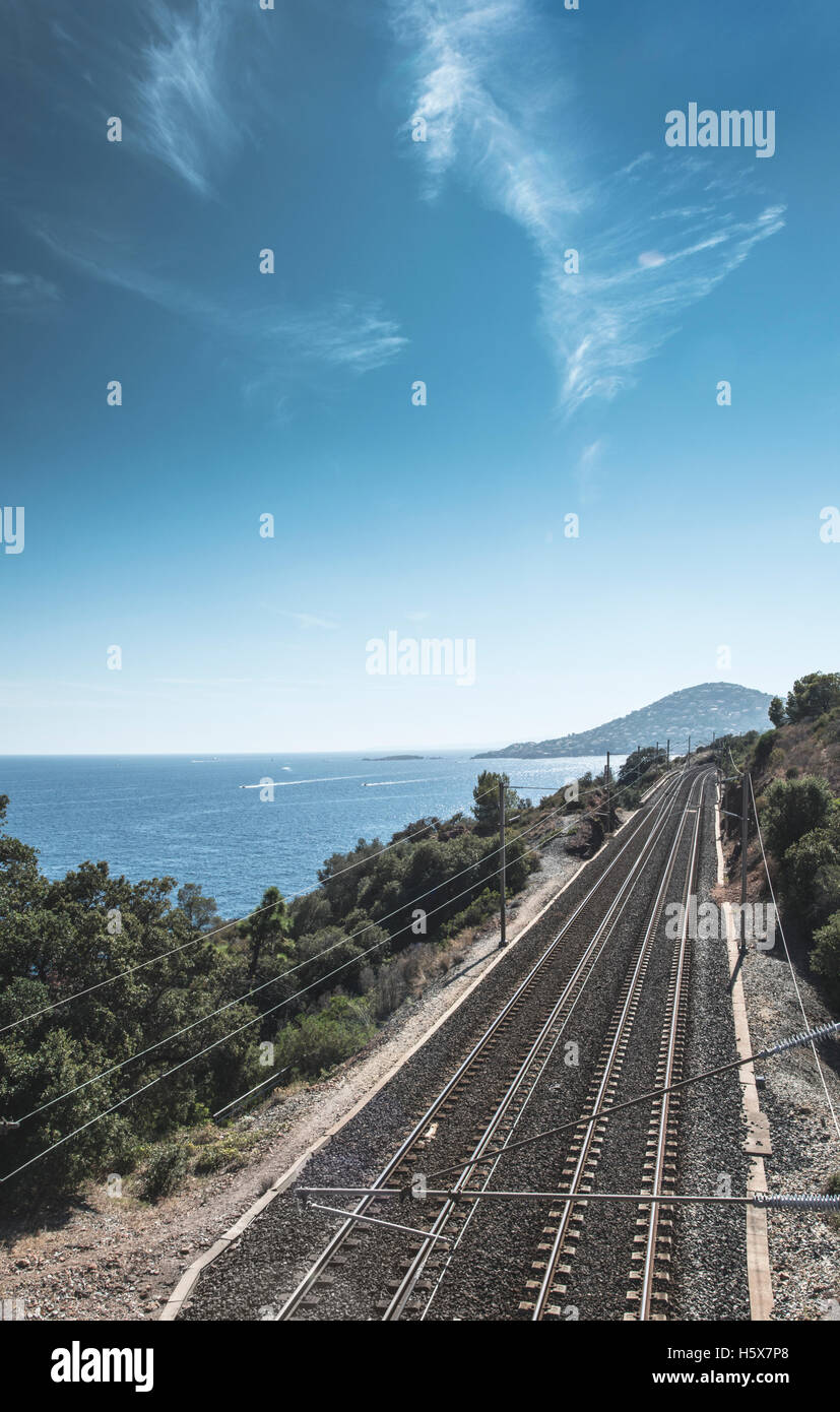 Bahnstrecke entlang des Strandes. Côte d ' Azur Stockfoto